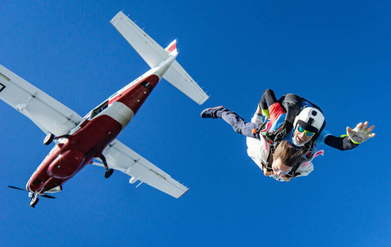 Lire la suite à propos de l’article Quelles sont les différences entre le parachutisme et le parapente ?