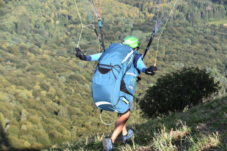 Lire la suite à propos de l’article Tout savoir sur l&rsquo;assurance parapente et la licence FFVL