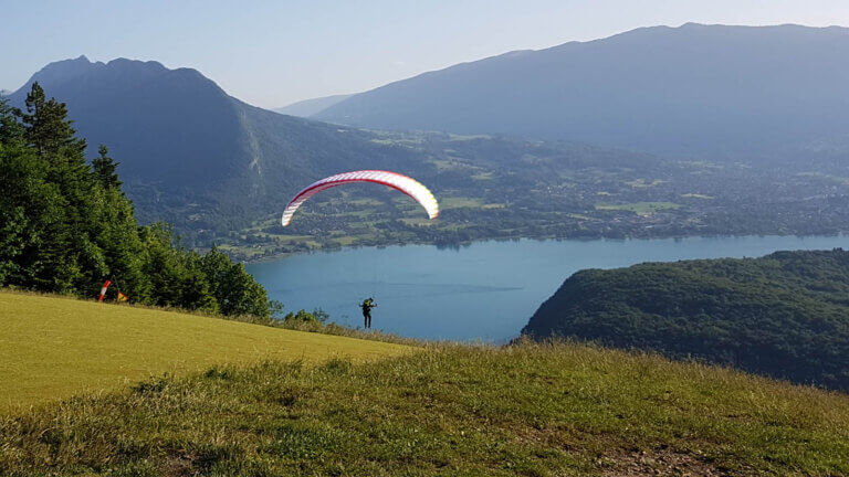 Lire la suite à propos de l’article Le décollage en parapente : un moment fort en sensation