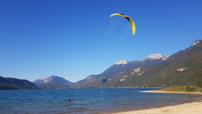 Lire la suite à propos de l’article Top des activités à sensations fortes à Annecy : sports extrêmes entre lac et montagnes